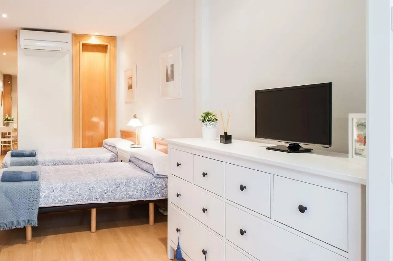 Nice Apartment Near Barcelona Center
